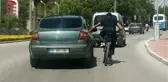 OTOMOBİL KAPISINA TUTUNAN BİSİKLETLİ SÜRÜCÜYLE SOHBET ETTİ