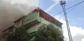 Avcılar'da bir binanın en üst katında çıkan yangın söndürüldü