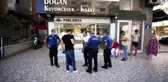 Son dakika haber... Bir kişi kuyumcu babasını yaralayan hırsızlık şüphelisini yakalayıp polise teslim etti