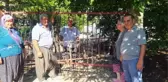ENİŞTESİNE KIZDI, YOLUNU DEMİR BARİYERLE KAPATTI