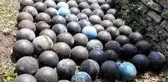 Evinin merdivenlerini yenilemek için yıkan adam, toprağa gömülü 160 adet bowling topu buldu
