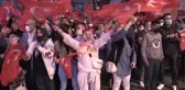 Binlerce kişi, Türk bayraklarıyla demokrasi nöbeti tuttu