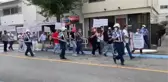 Japonya'da FETÖ'ye ait okulun önünde terör örgütü protestosu