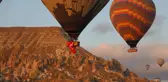 Kapadokya'da balonlar 15 Temmuz nedeniyle Türk bayrağı ve pankartlarla havalandı