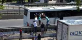 Kaza yapan otobüsün kapıları açılmayınca turistler camları kırıp otobüsten atladı