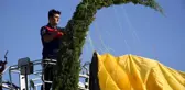 Yer çalışması yapan paraşütçü rüzgar çıkınca çam ağacına takıldı