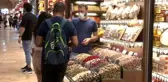 Eminönü'nde bayram alışverişi yoğunluğu yaşanıyor