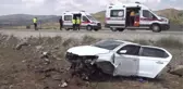 Devrilen otomobildeki 5 kişi yaralandı