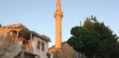 Depremde hasar gören cami ibadete kapatıldı