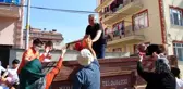 Son dakika haber | Mahalle muhtarı çocuklara bayramlık, top ve dondurma dağıttı