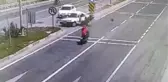 TERS YÖNDE İLERLEYEN OTOMOBİLLE MOTOSİKLET ÇARPIŞTI: 2 YARALI