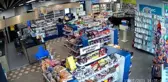 KÜÇÜKÇEKMECE'DE SAHİBİNİN ELİNDEN KAÇAN DANA MARKETE GİRDİ