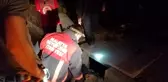 Menfeze düşen kediyi itfaiye kurtardı