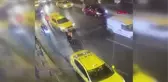 ŞİŞLİ'DE YOLCU ALDIĞI TURİSTLERİN PARALARINI ÇALAN TAKSİCİ KAMERADA