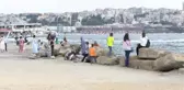 BAYRAMDA SARAYBURNU SAHİLİ'NDE DENİZE GİRDİLER
