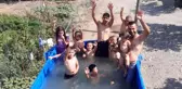 Traktör römorkunu havuza çevirdiler