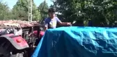 Son dakika haberi... Köy çocukları traktör römorkunu havuza çevirdi
