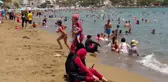 Mersin plajlarında adım atacak yer kalmadı