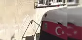 Avcılar'da pencereye sıkışan kedi tüm çabalara rağmen kurtarılamadı