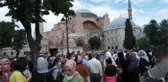 İBADETE AÇILMASININ BİRİNCİ YILDÖNÜMÜNDE AYASOFYA CAMİİ'NE ZİYARETÇİ KUYRUĞU