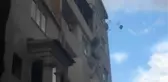 İSTANBUL-FATİH'TE BİR KİŞİ ÖNCE YAŞADIĞI EVİN ÇATISINI YAKTI, SONRA İTFAİYECİLERE SALDIRDI