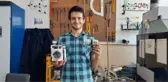  OTİZMLİ MUCİT HURDACIDAN ALDIĞI MALZEMELERİ ELEKTRONİK ALETLERE DÖNÜŞTÜRÜYOR