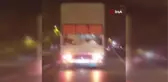 Son dakika haber... Kamyonetin kasasında tehlikeli yolculuk kamerada