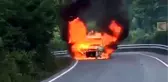 Şile'de yol ortasında yanan araç alev topuna döndü