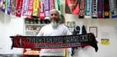 Koleksiyonunda 80 takımın atkısı var