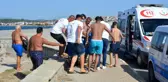 Halk plajında boğulmak üzere olan öğretmen son anda kurtarıldı