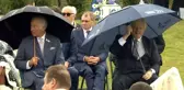 İngiltere Başbakanı Johnson'un şemsiye ile zor anları