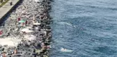 SICAKTAN BUNALANLAR SARAYBURNU SAHİLİ'NDE DENİZE GİRDİ
