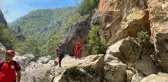 Kahramankazan Belediyesi ekipleri, Manavgat'taki yangında mağarada mahsur kalan çoban ve keçilerini kurtardı