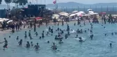 SICAKTAN BUNALANLAR CADDEBOSTAN SAHİLİ'NE AKIN ETTİ