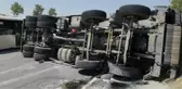 ARNAVUTKÖY'DE BETON MİKSERİ YAN YATTI; TRAFİK DURMA NOKTASINA GELDİ