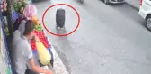 Cadde ortasına bırakılan bebek arabası hareket etti, anne donup kaldı! Yürekleri ağza getiren anlar kamerada