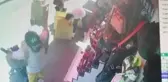 Son dakika haberleri: Fatih'te alışveriş yapan turistlerin çantasının çalınma anı güvenlik kameralarına yansıdı