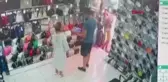 FATİH'TE BEBEK ARABASI ÜZERİNDEKİ TURİSTİN ÇANTASINI BÖYLE ÇALDI