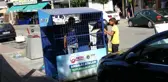 Son dakika haber... Fatih'te kağıt toplayan çocuklar belediyenin atık kutusuna girdi