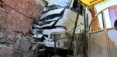 SARIYER'DE PARK HALİNDE FRENİ BOŞALAN HAFRİYAT KAMYONU KAFENİN DUVARINA ÇARPARAK DURDU