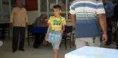 11 yaşındaki Mustafa, yangın bölgesindeki arkadaşları için evindeki masa ve sandalyesini gönderdi