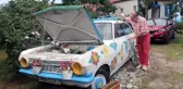1964 model otomobil çiçekleri ve renkli boyasıyla ilgi odağı oldu
