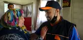 Alevlerin arasından kurtarılan Nesibe teyze kahramanıyla buluştu