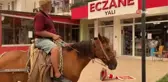 Son dakika haberleri... Yangın nedeniyle mahalle boşaltılınca atıyla eczaneye gelip ilaç almak istedi