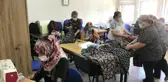 Yangın bölgesindeki köylülere yöresel kıyafetler dikerek, gönderdiler