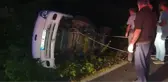 DEVRİLEN KAMYONETTE SIKIŞAN BABA-OĞUL, YARALANDI