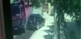 Hatalı sollama yapan tır duvarı yıkıp evin bahçesine girdi...O anlar kamerada