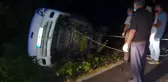 Trabzon'da kamyonet devrildi: 3 yaralı