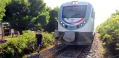 TRENİN ÇARPTIĞI MOTOSİKLETLİ AĞIR YARALANDI