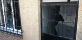 9 yaşındaki kız çocuğunu taciz iddiası mahalleliyi sokağa döktü, şüphelinin evi kurşunlandı